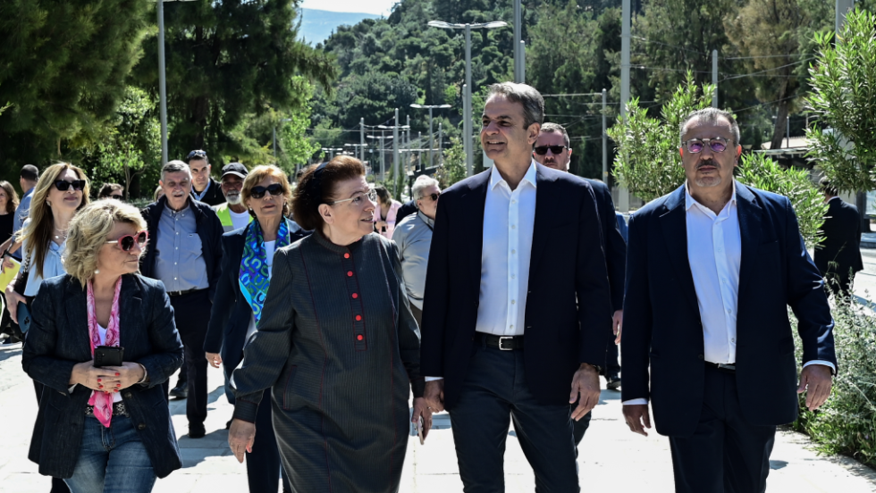 Αδηφάγοι από την Όλγας μέχρι το... παγκάκι του Καβάφη: Πρώτα τα πολεμούν και μετά πανηγυρίζουν